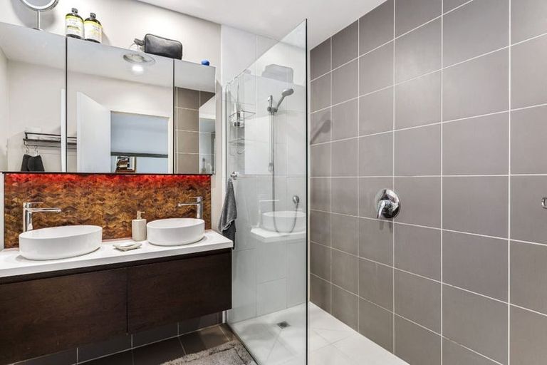 Photo of property in 11a Wernham Place, Northcote, Auckland, 0626