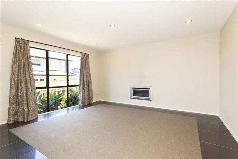 Photo of property in 13 Keating Rise, Northcross, Auckland, 0632