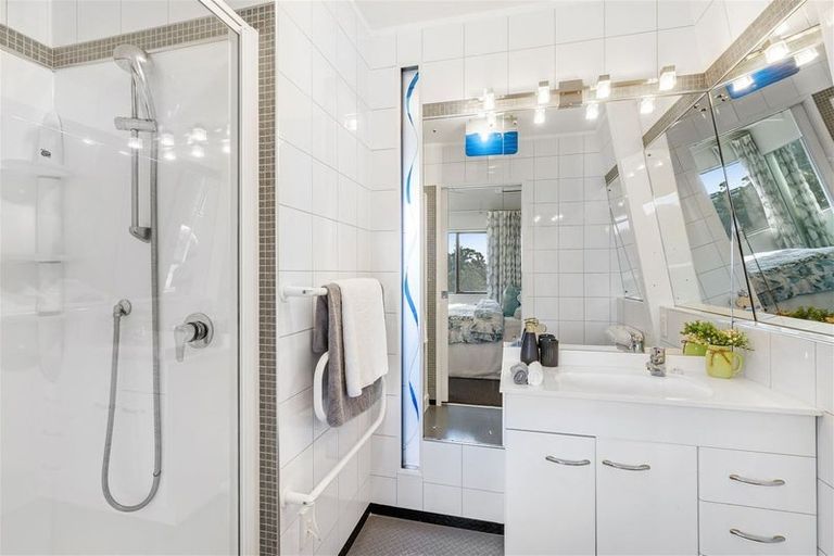 Photo of property in 17 Noeleen Street, Glenfield, Auckland, 0629