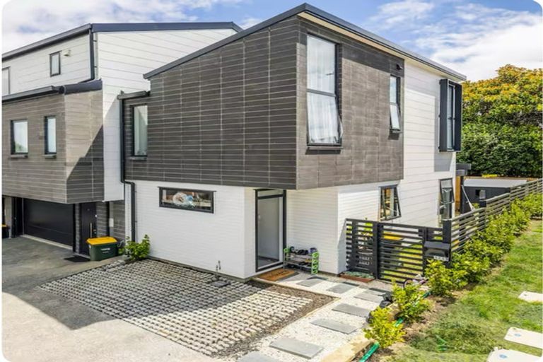 Photo of property in 1/11 Lewis Road, Pakuranga, Auckland, 2010