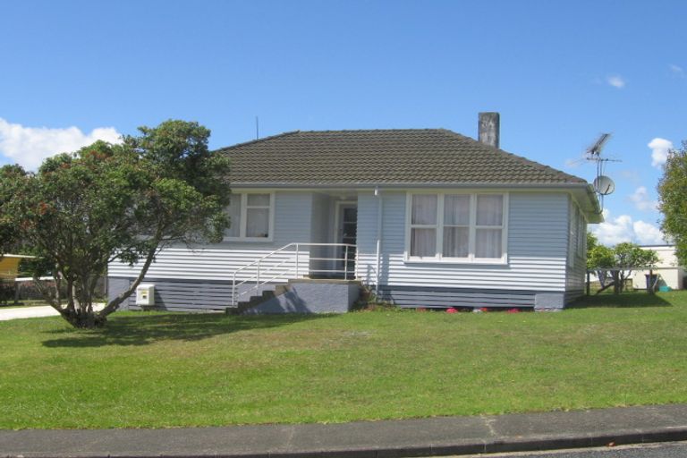 Photo of property in 79 Greenslade Crescent, Northcote, Auckland, 0627