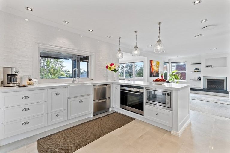Photo of property in 16 Weatherly Road, Torbay, Auckland, 0630