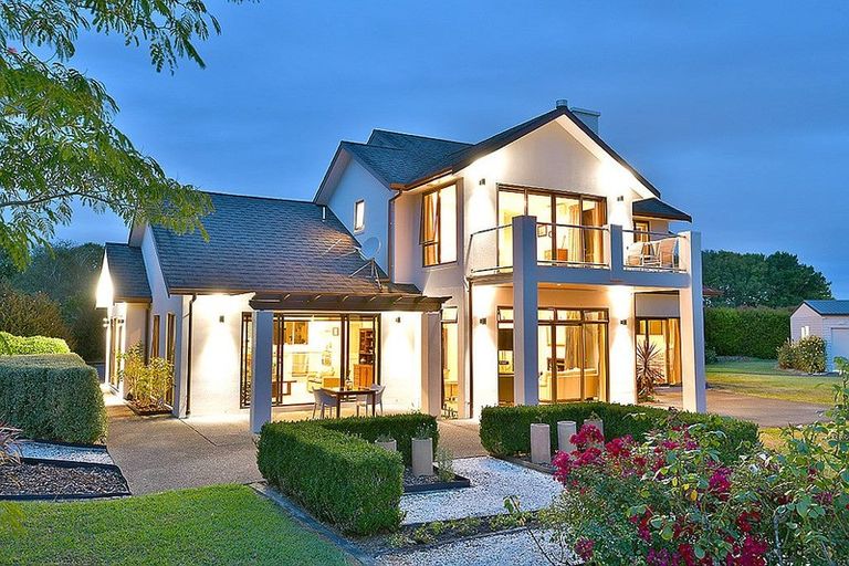 Photo of property in 15 Koraha Road, Kumeu, 0892