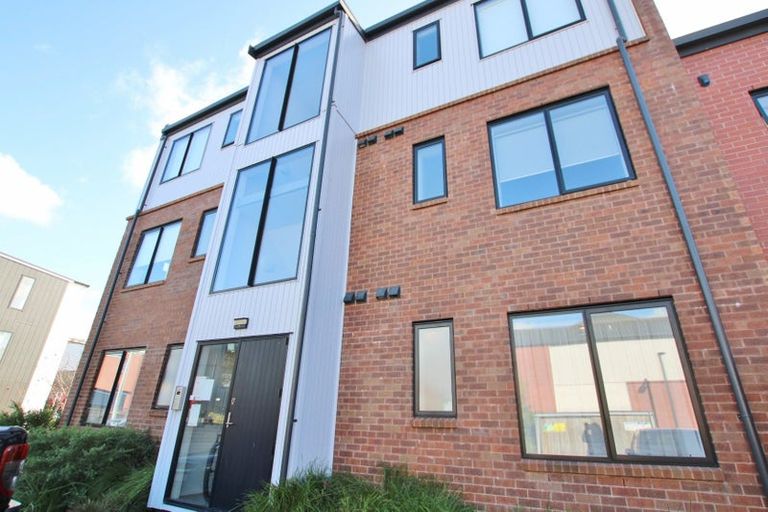 Photo of property in 2/17 Uku Lane, Hobsonville, Auckland, 0616