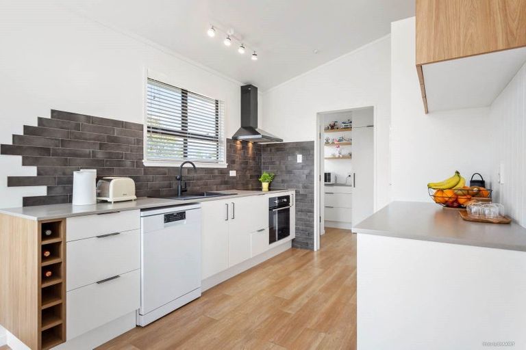 Photo of property in 48 Weatherly Road, Torbay, Auckland, 0630