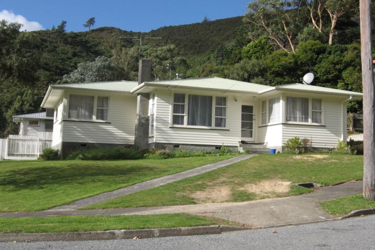 Photo of property in 1 Holmes Grove, Naenae, Lower Hutt, 5011