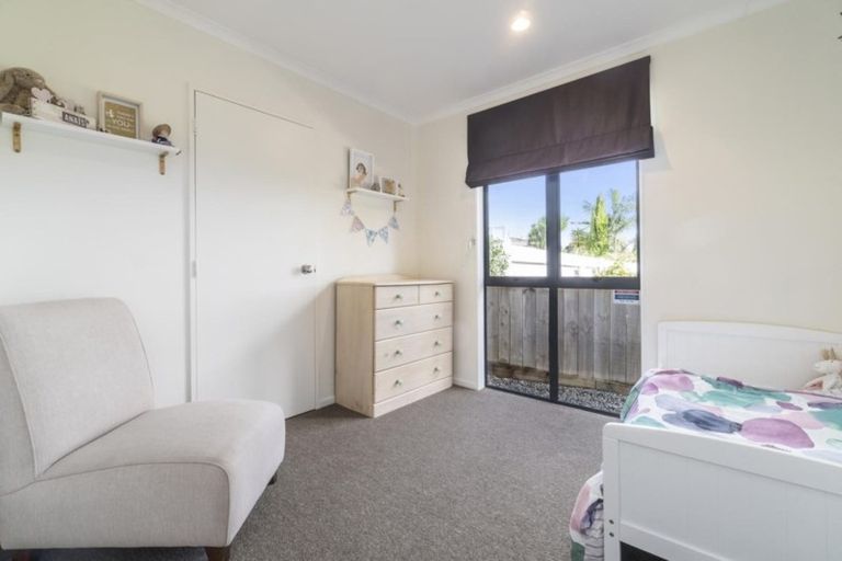 Photo of property in 70a Hobsonville Road, West Harbour, Auckland, 0618