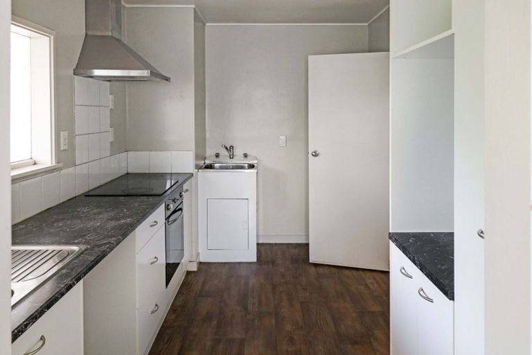 Photo of property in 39 Thurleigh Grove, Karori, Wellington, 6012