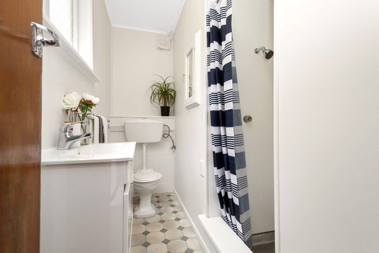 Photo of property in 1/8 Mataroa Avenue, Northland, Wellington, 6012