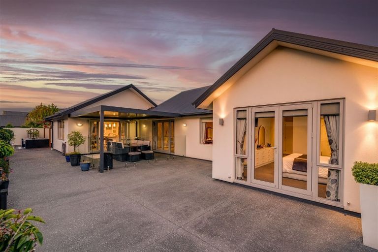 Photo of property in 6 Lakebridge Place, Parklands, Christchurch, 8083