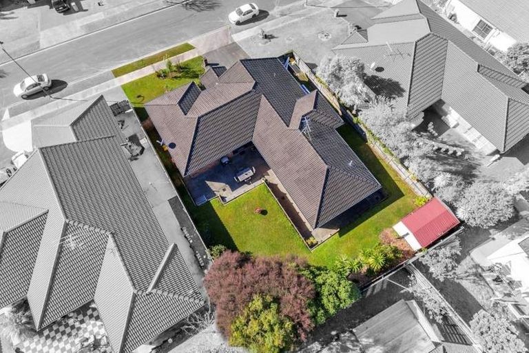 Photo of property in 20 Fairford Avenue, Henderson, Auckland, 0612