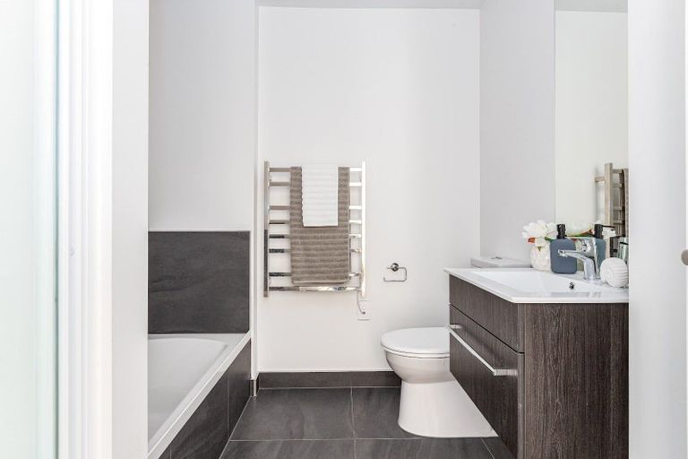 Photo of property in 24 Rua Kai Way, Brooklyn, Wellington, 6021