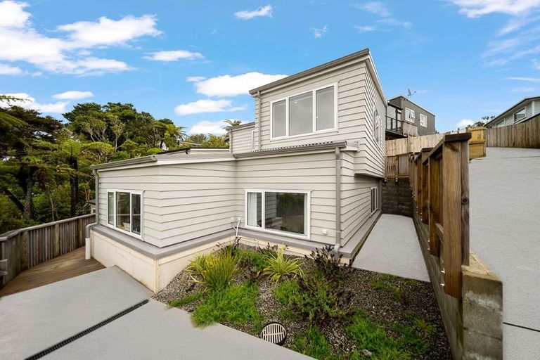 Photo of property in 3a Hillview Crescent, Paparangi, Wellington, 6037