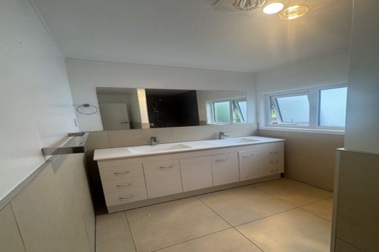 Photo of property in 14 Beazley Place, Glendene, Auckland, 0602