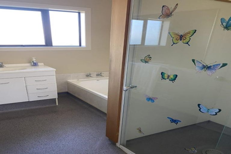 Photo of property in 2 Garrison Street, Carterton, 5713