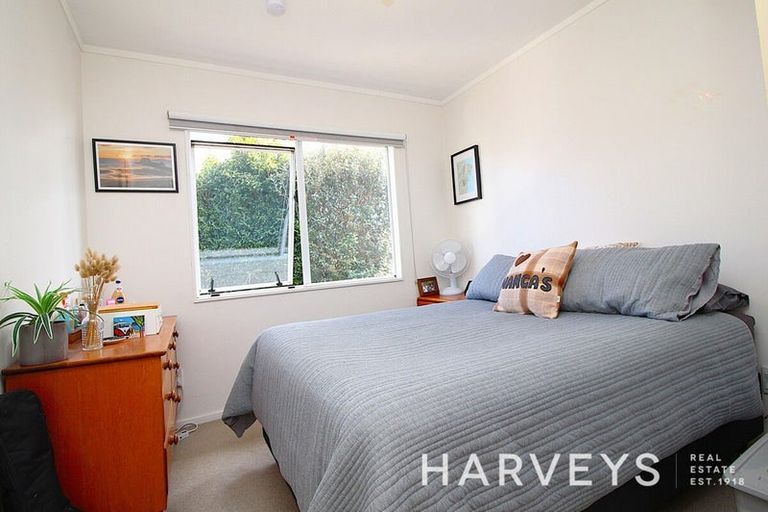 Photo of property in 5 Porter Avenue, Te Atatu South, Auckland, 0610