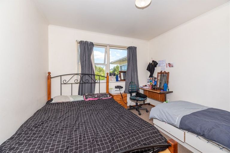 Photo of property in 17 Chilcott Road, Henderson, Auckland, 0612