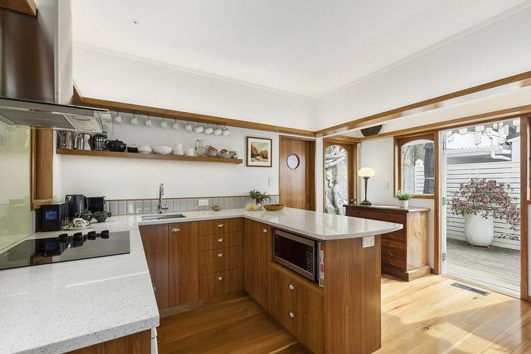 Photo of property in 385 Karaka Bay Road, Karaka Bays, Wellington, 6022