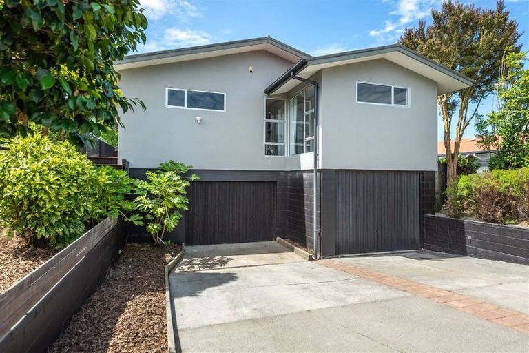 Photo of property in 32 Ambleside Drive, Burnside, Christchurch, 8053