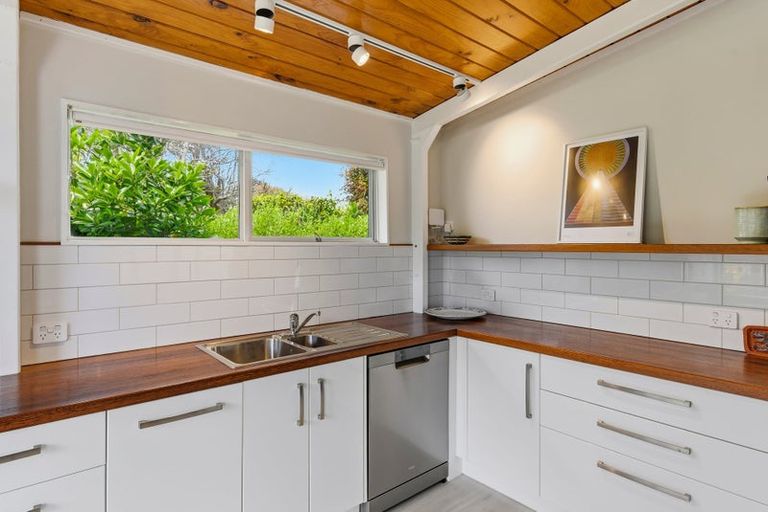 Photo of property in 32 Te Moana Road, Waikanae Beach, Waikanae, 5036