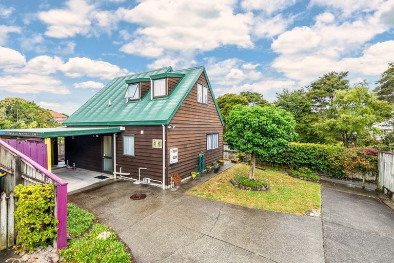 Photo of property in 25 Caspian Close, New Lynn, Auckland, 0600
