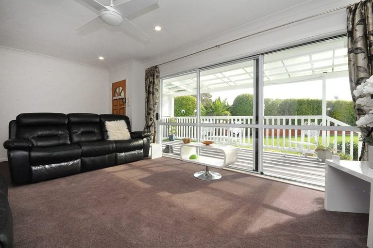 Photo of property in 27 Clinton Avenue, Te Atatu Peninsula, Auckland, 0610