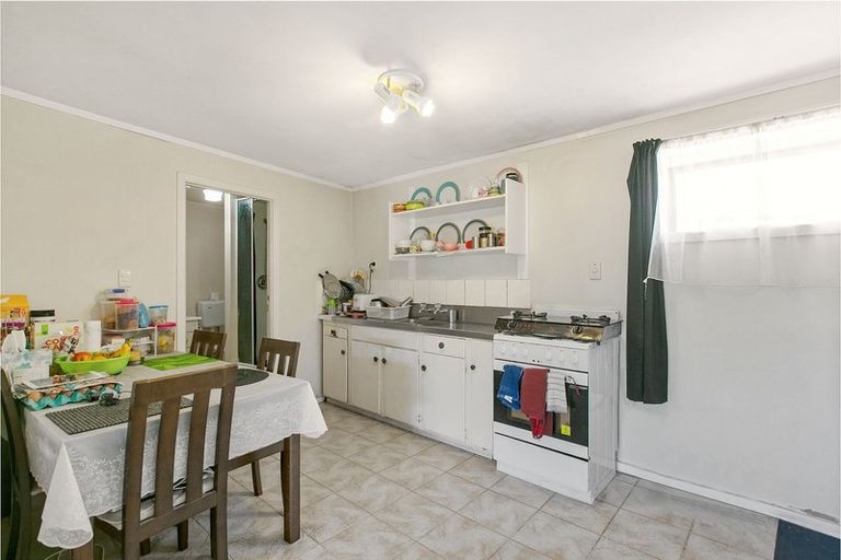 Photo of property in 2 Glenmore Road, Sunnyhills, Auckland, 2010
