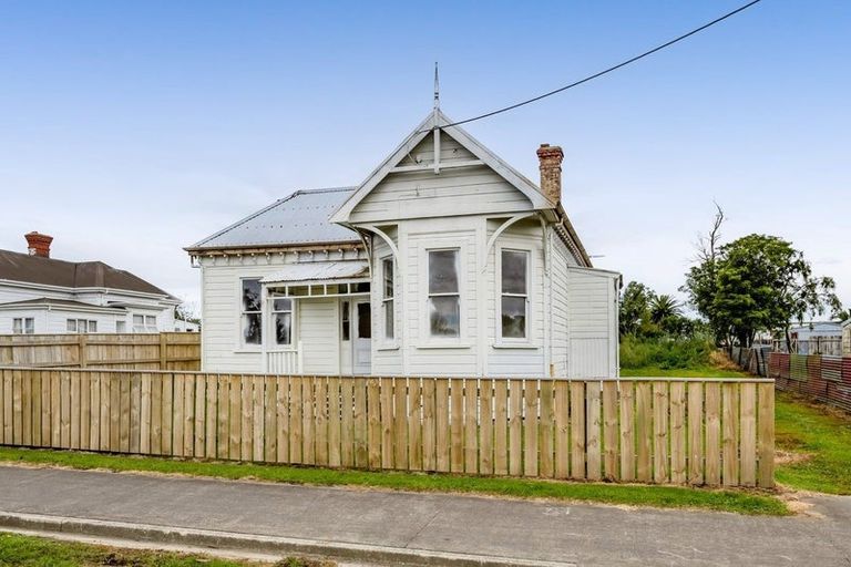 Photo of property in 15 Cornwall Street, Eltham, 4322