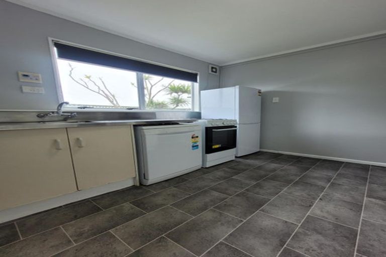 Photo of property in 15 Edgecombe Street, Newlands, Wellington, 6037