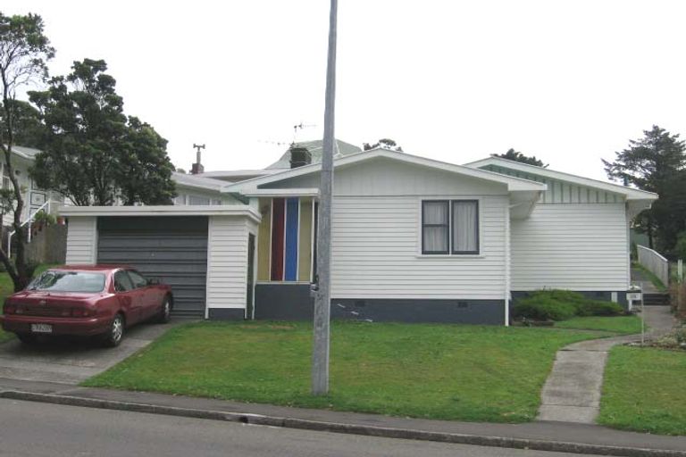 Photo of property in 24 Stewart Drive, Newlands, Wellington, 6037