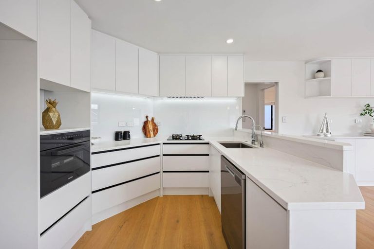 Photo of property in 2/30 Eastern Beach Road, Eastern Beach, Auckland, 2012