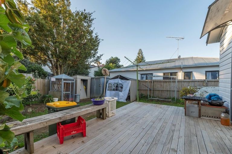 Photo of property in 2/6 Eulogy Place, Randwick Park, Auckland, 2105