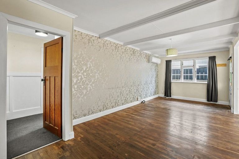 Photo of property in 8 Awanui Street, Merrilands, New Plymouth, 4312