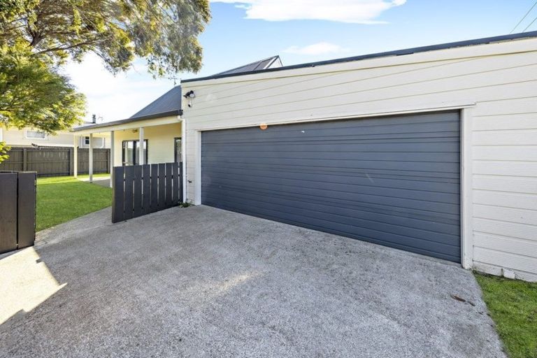 Photo of property in 2 Braeburn Place, Takanini, 2112