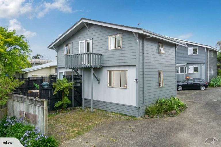 Photo of property in 2/5 Eversleigh Road, Belmont, Auckland, 0622