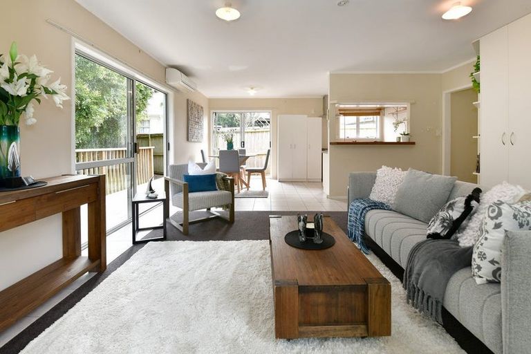Photo of property in 1/25 Edgware Road, West Harbour, Auckland, 0618