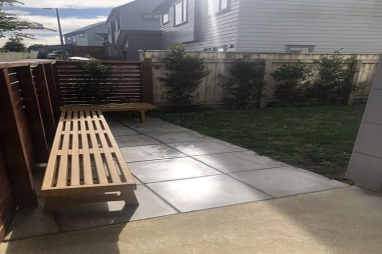 Photo of property in 16 Brindle Way, Newlands, Wellington, 6037