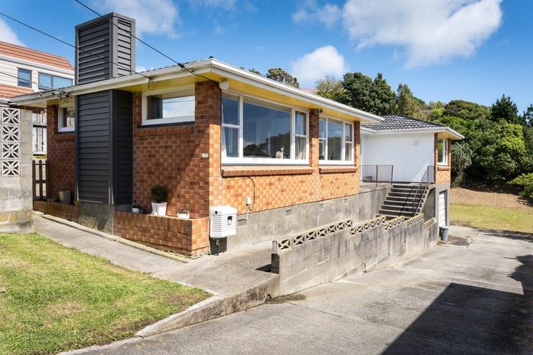 Photo of property in 10 Tirowhanga Road, Paremata, Porirua, 5024