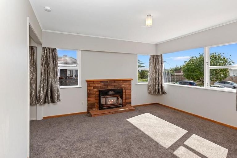 Photo of property in 27 Mackenzie Street, Te Atatu South, Auckland, 0610