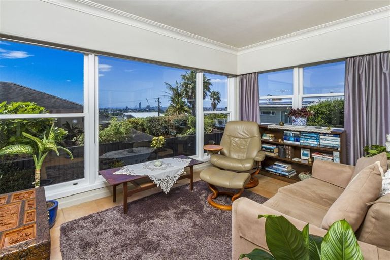 Photo of property in 72 Ocean View Road, Northcote, Auckland, 0627