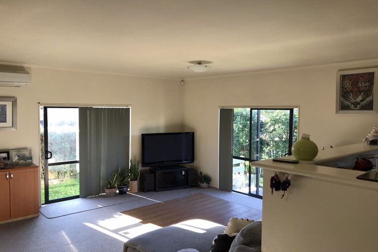 Photo of property in 6a Sunward Rise, Glenfield, Auckland, 0629
