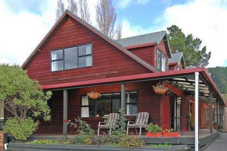 Photo of property in 70 Pinehaven Road, Pinehaven, Upper Hutt, 5019