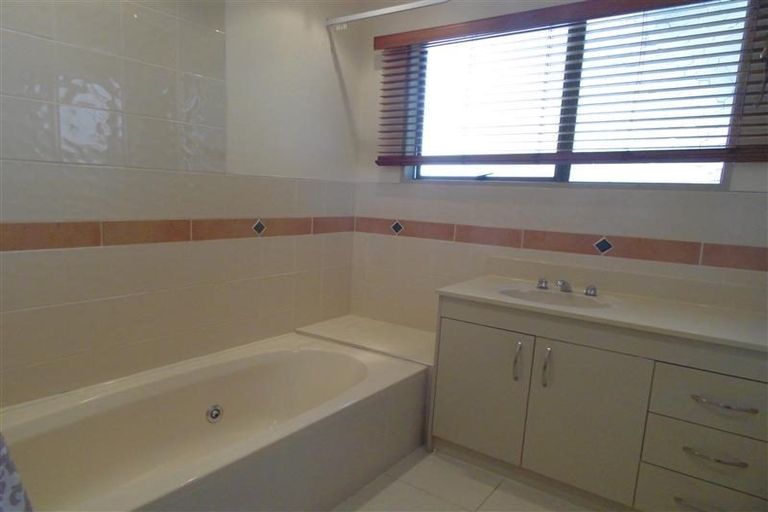 Photo of property in 1/18 Rothesay Bay Road, Rothesay Bay, Auckland, 0630