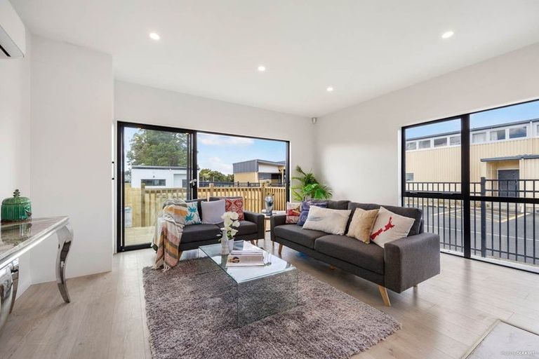 Photo of property in 63 Flanshaw Road, Te Atatu South, Auckland, 0610