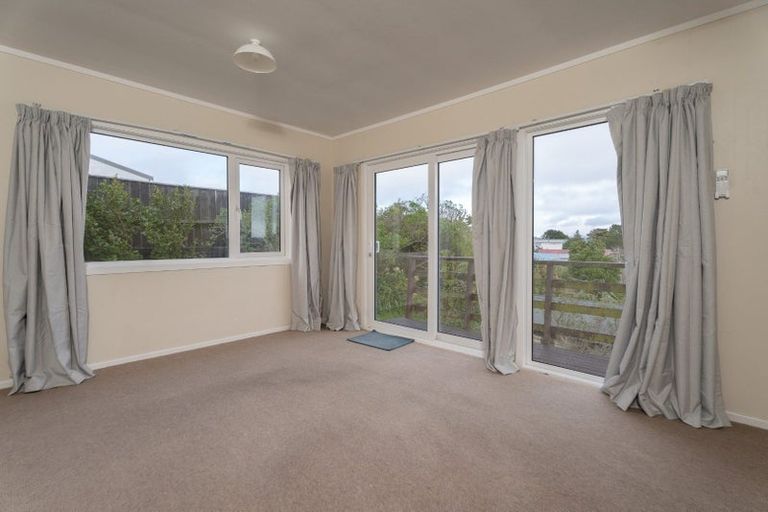 Photo of property in 9 Chetwode Grove, Newlands, Wellington, 6037