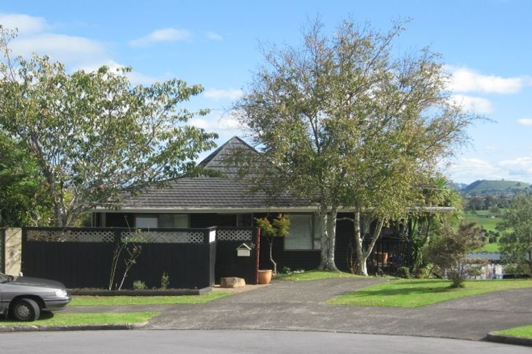 Photo of property in 27 Gwenand Place, Botany Downs, Auckland, 2010