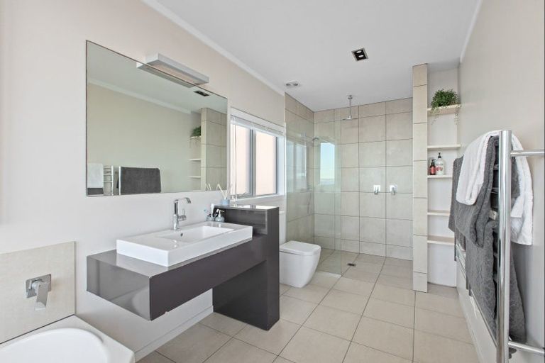 Photo of property in 8 Sykes Avenue, Hatfields Beach, Orewa, 0931