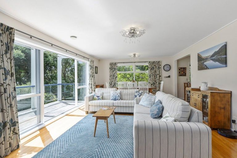 Photo of property in 5 Kellsmere Crescent, Island Bay, Wellington, 6023