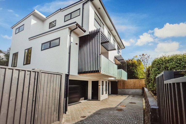 Photo of property in 8b Adam Street, Greenlane, Auckland, 1051