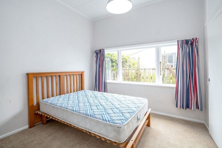 Photo of property in 36 Jellicoe Street, Martinborough, 5711